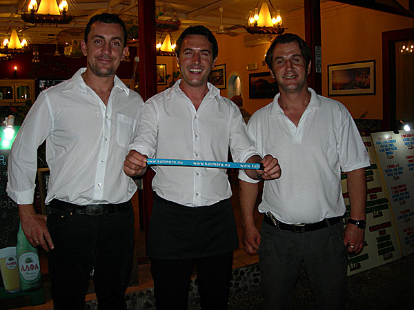 Dimitri, Nico och Andreas p&aring; Perigali Taverna.. Santorini.