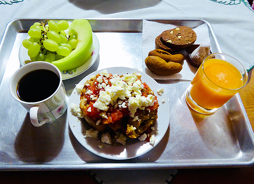 Kaffe, kakor, juice och dakos till frukost på Stella Studios i Kardamili på Peloponnesos.