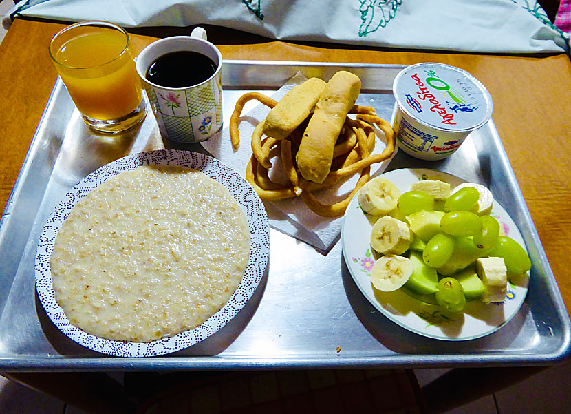 Kaffe, kakor, yoghurt, frukt och gröt till frukost på Stella Studios i Kardamili på Peloponnesos.