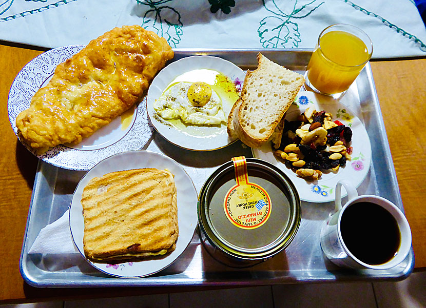 Kaffe, stekt ägg, toast, nötter och russin, honung, juice och omelett till frukost på Stella Studios i Kardamili på Peloponnesos.