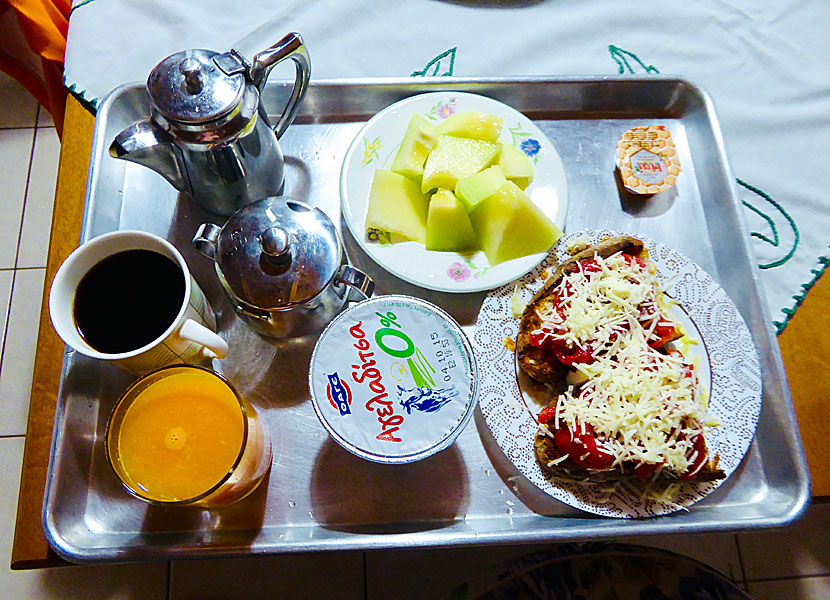 Kaffe, dakos, yoghurt, honung, melon och bröd till frukost på Stella Studios i Kardamili på Peloponnesos.