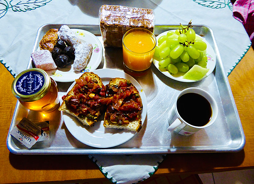 Kaffe, bröd, honung, fikon, oliver, imam och vindruvor till frukost på Stella Studios i Kardamili på Peloponnesos.
