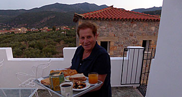 Knackande frukost hos Stella i Kardamili på Peloponnesos.