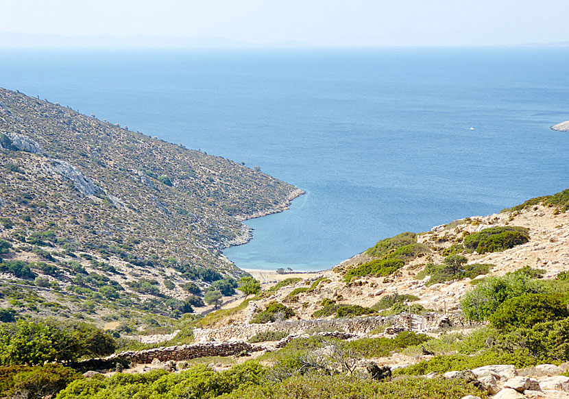 Palos beach ligger öster om Vathi Pigadi beach på Agathonissi.