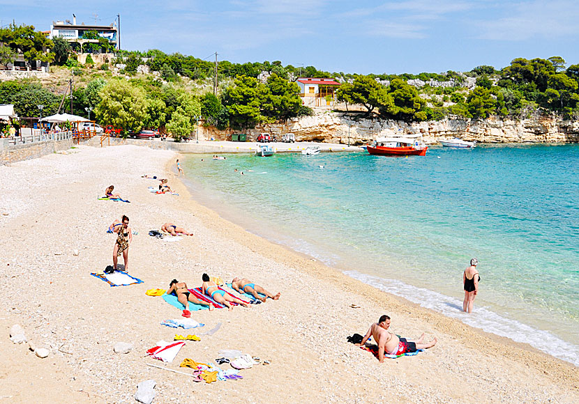 Missa inte byn och stranden i Roussoum när du reser till Patitiri på Alonissos.