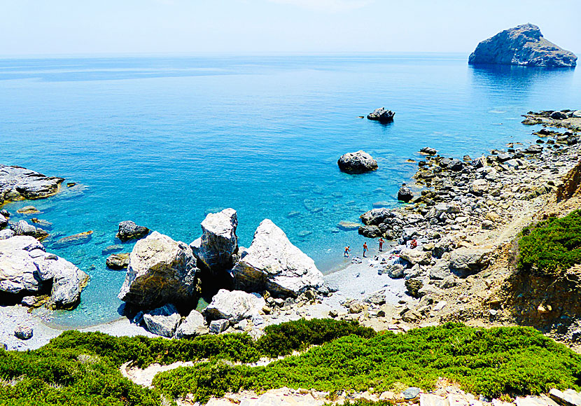 Klippbaden och strändrna i Agia Anna på Amorgos.