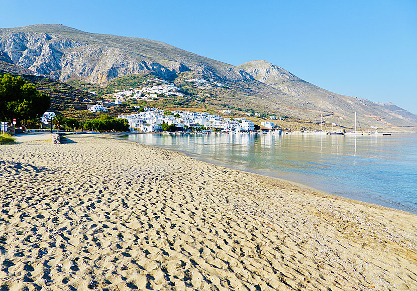 Om du reser med små barn till Amorgos är det bäst att bo i Aegiali eftersom sandstranden är långgrund och barnvänlig. 