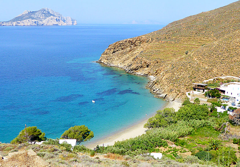 Missa inte Levrossos beach när du reser till Aegiali på Amorgos i Kykladerna.