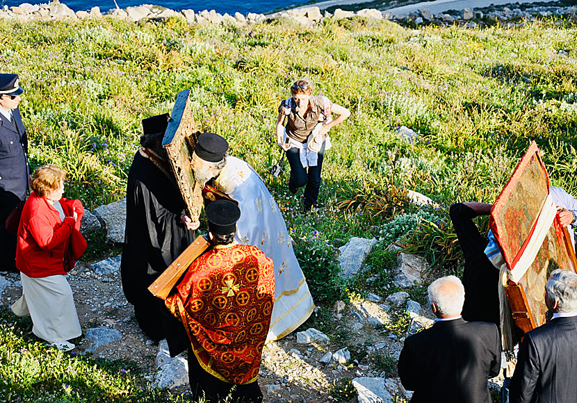 Munkar från Panagia Hozoviotissa Monastery på Amorgos.