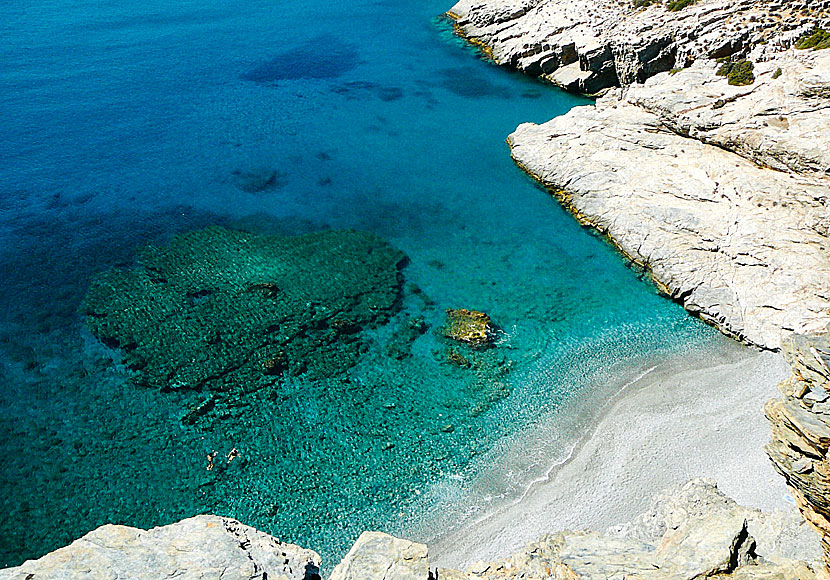 Nudiststranden Mouros beach på Amorgos. 