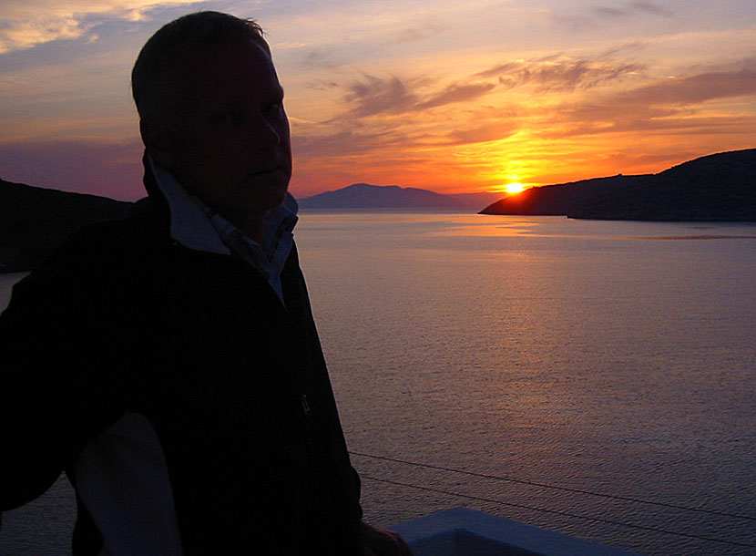 Solnedgång från en balkong på Eleni on the beach i Katapola på Amorgos. 
