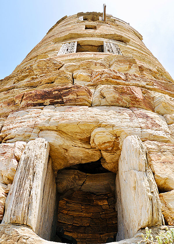 Agios Petros tower mellan Gavrio och Batsi på Andros i Kykladerna i Grekland.