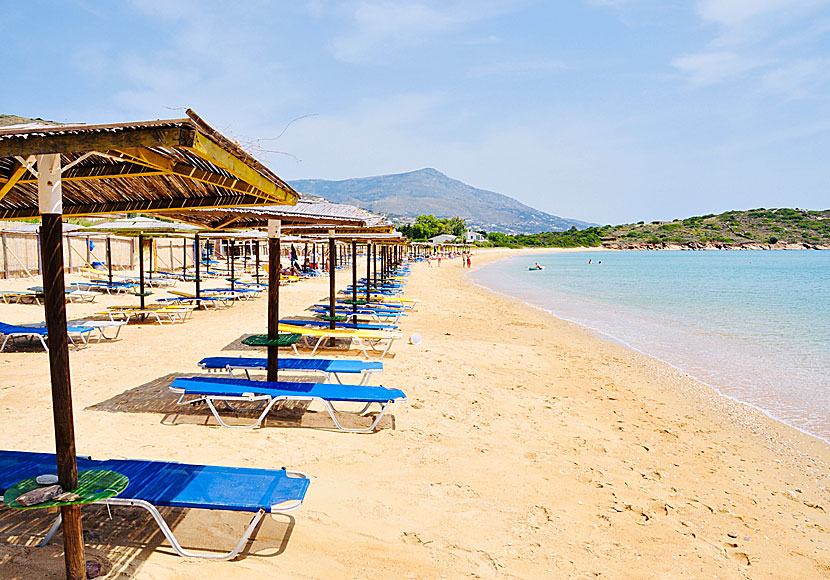 Agios Petros beach är en av flera mycket barnvänliga sandstränder på Andros.