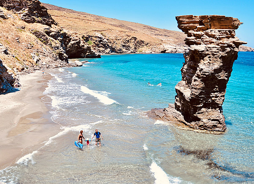 Sandstranden Tis Grias to Pidima beach på Andros är barnvänlig, men stigen kan vara läskig att gå.