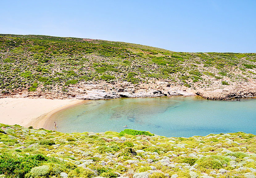 Nudiststranden Mikro Ateni beach på Andros. 