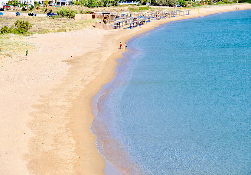 Solsängar och parasoll finns att hyra på Agios Petros beach. 