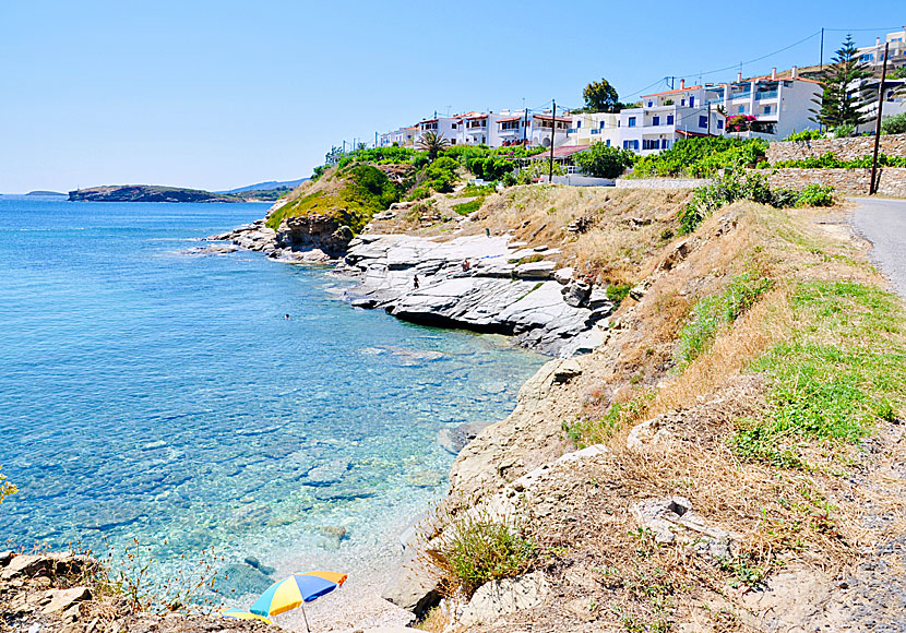 Fina snorkelvänliga klippbad i Aneroussa på Andros.