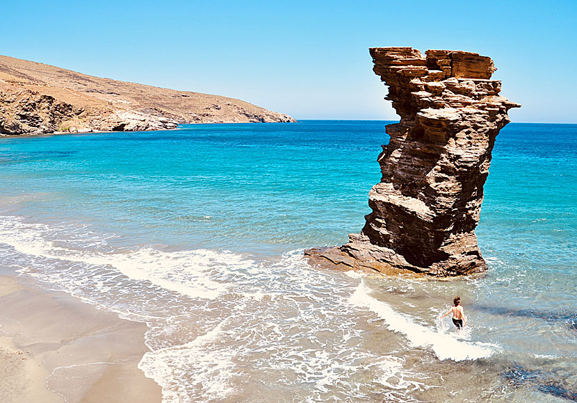 Tis Grias to Pidima beach och klippa på Andros i Grekland.