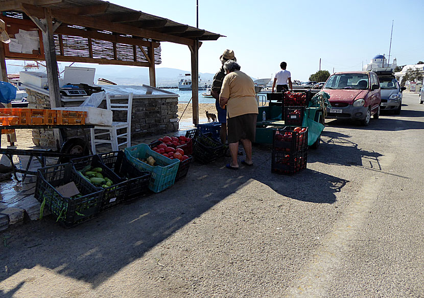 Fisk- och grönsaksmarknad i hamnen på Antiparos.