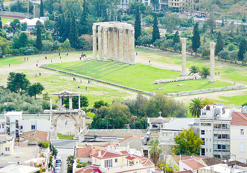 Zeus Tempel, Akropolis och Hadrianus båge är några av de viktigaste sevärdheterna i Aten.