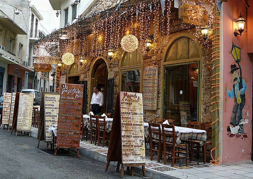 Julskyltning vid en restaurang i stadsdelen Psirri i Aten.