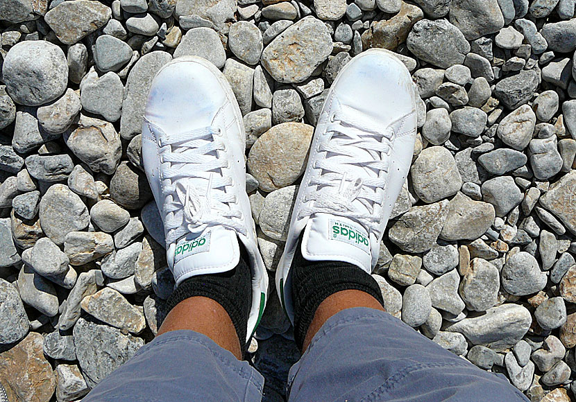 Kan man vandra i sneakers på Kreta i Grekland? Adidas Stan Smith.   