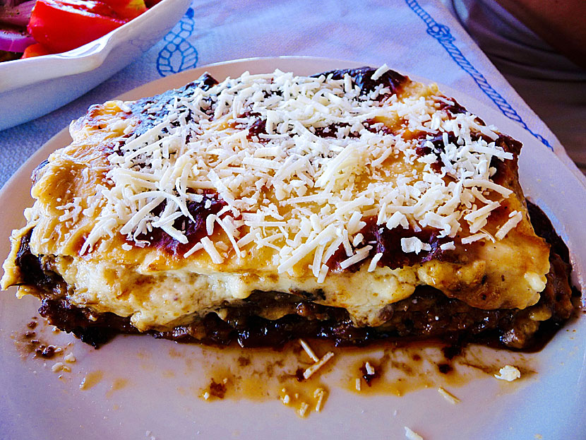 Huvudrätter från Grekland. Moussaka är en ugnsrätt som består av skivad aubergine och potatis varvat med köttfärs.