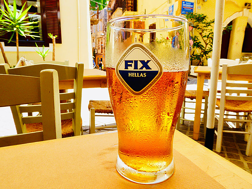 Hasse Alfredson sjunger om ett glas &ouml;l p&aring; Restaurant Kalderimi i Chania p&aring; Kreta.