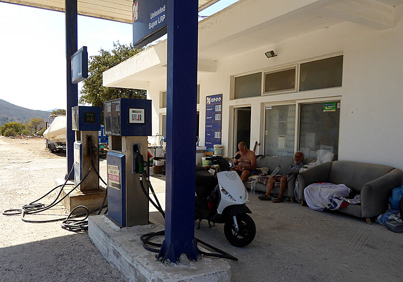 Macken med Galenskaparna och After Shave på bensinstationen ovanför Livadia på Tilos i Grekland.