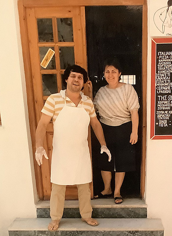 Hello my friend. Mike och Sofia utanför Pizzeria Vesuvio i Chora på Ios i Grekland.