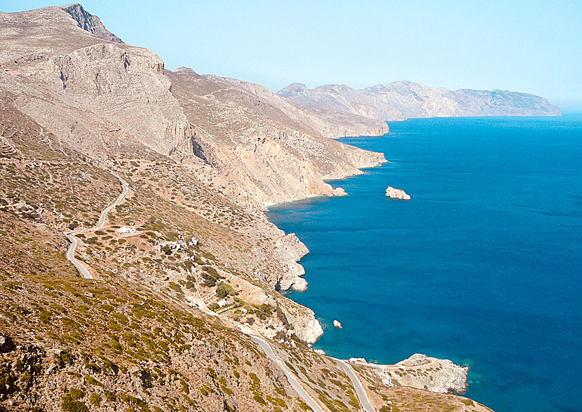 Kusten efter Agia Anna på Amorgos ser ut om kusten efter den obebodda byn Chorio på Chalki. 