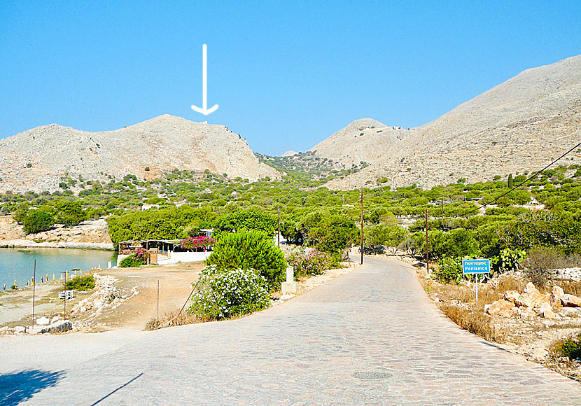 Vägen från Emborio till Pondamos beach, Kastro och Chorio på ön Chalki i Grekland. 