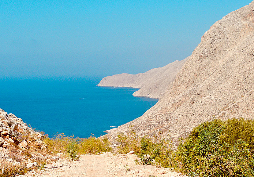 Kuststräckan efter den obebodda byn Chorio på Chalki liknar Amorgos.