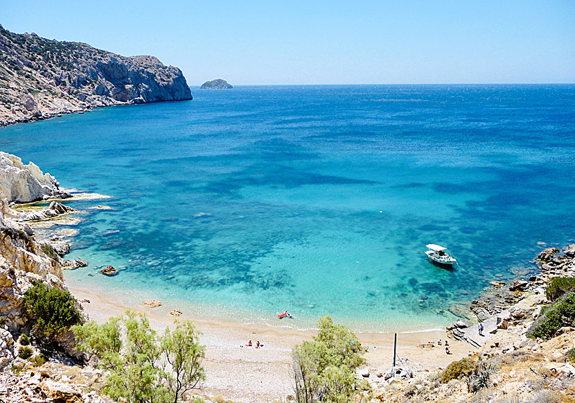 Från parkeringsplatsen ovanför Vroulidia beach på Chios går en stig ner till stranden. 