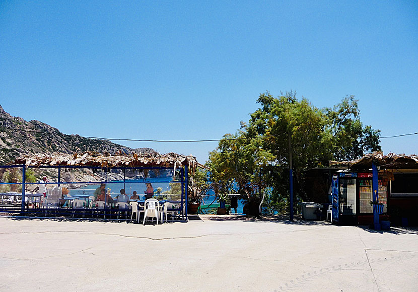 Taverna och kantina på stranden Vroulidia på Chios 