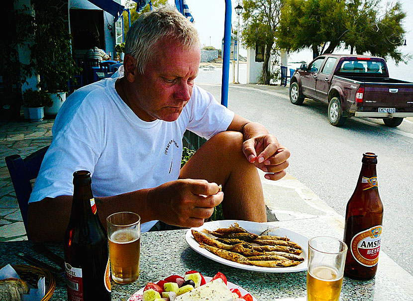 Grekisk sallad, gopes, bröd och två kalla öl på Taverna Fotis i Agios Prokopios på Naxos.