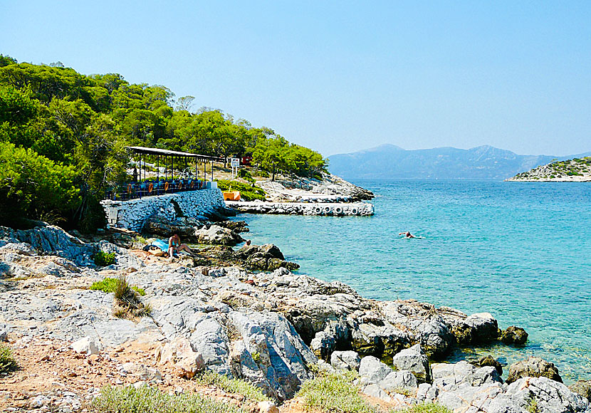 Aponisos beach och taverna på södra Agistri.