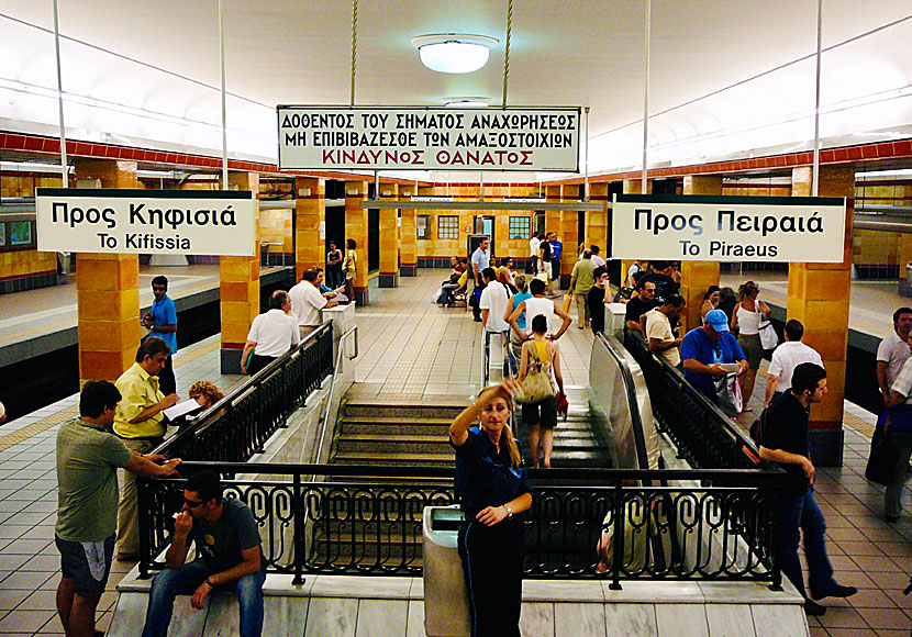 Från tunnelbanestationen Monastiraki i Aten kan man åka Metro till Pireus. 
