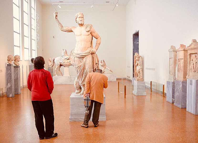 Statyer på Nationalmuseum i Aten. 