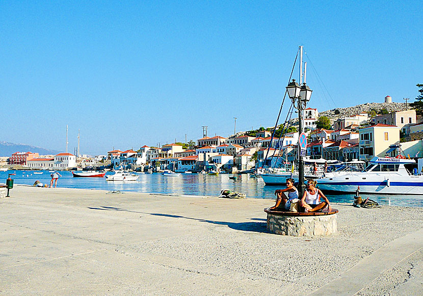Emborio på Chalki är som en tvillingby till vackra Gialos på Symi.