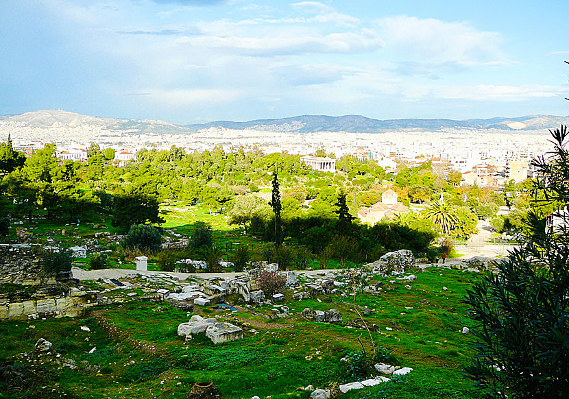 På väg upp till Akropolis ser man den Antika agoran och det vackra Hephaestustemplet.