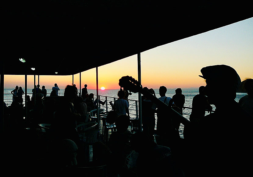 Party med musik ombord på en färja mellan Pireus och Ios.  