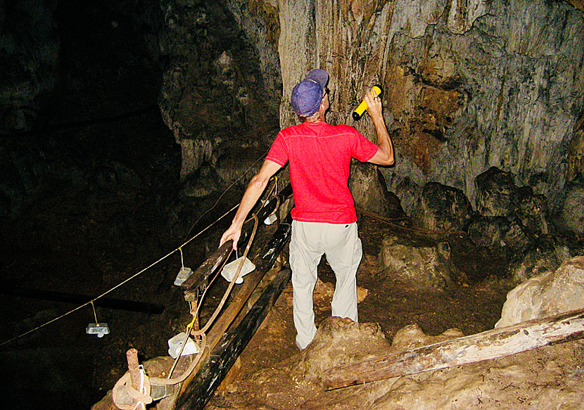 Nere i nymfernas mörka och farliga grotta på Ithaka.