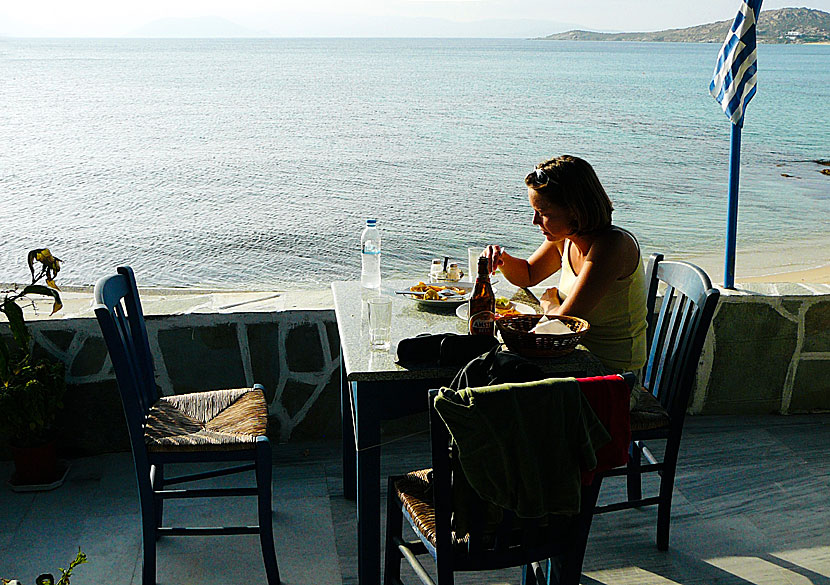 Lunch på Fotis Taverna ovanför stranden i Agios Prokopios på Naxos.