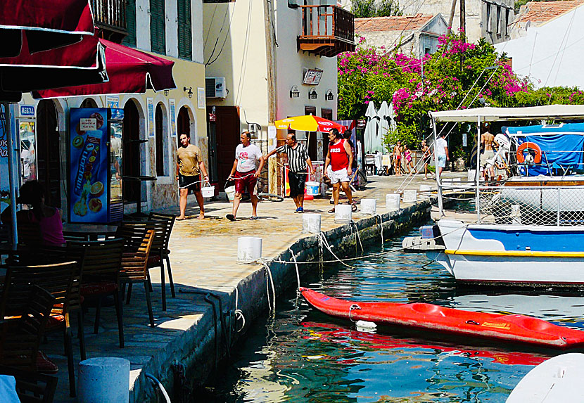 Kasta folk i vattnet på Kastellorizo i Grekland.