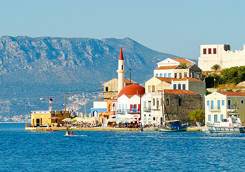 Moskén, minareten och fyren Faros i Megisti på Kastellorizo i Grekland.