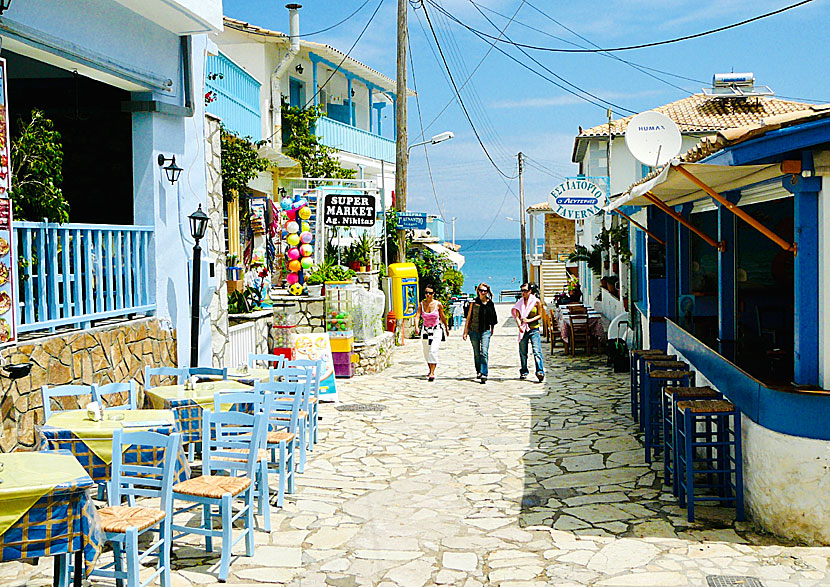 Huvudgatan i den mysiga byn Agios Nikitas på Lefkas.