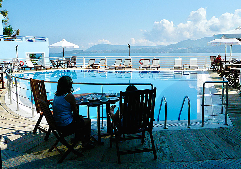 Äta frukost vid swimmingpoolen på Hotel Adriatica i Nikiana på Lefkas.