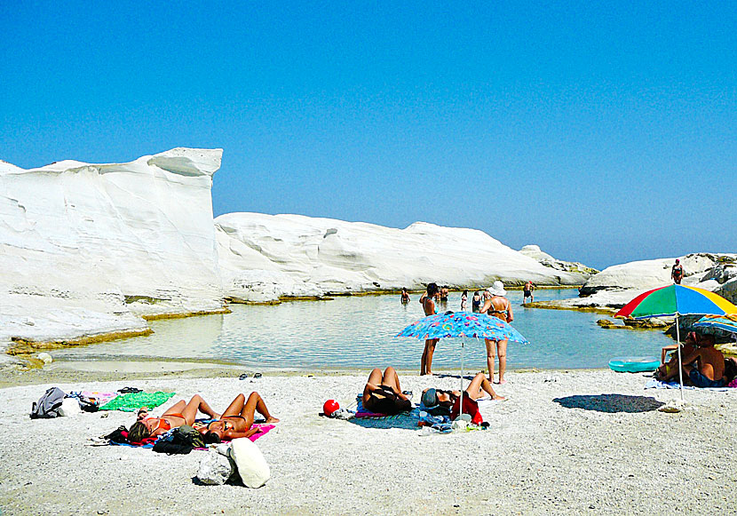 Sarakiniko beach på Milos.