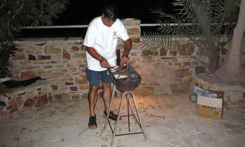 Thodoris grillar bläckfisk och diverse nyfångade fiskar på Naxos.